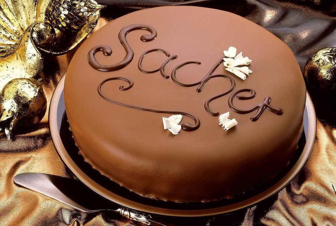 Sachertorte mit Schokoladenaufschrift 'Sacher'