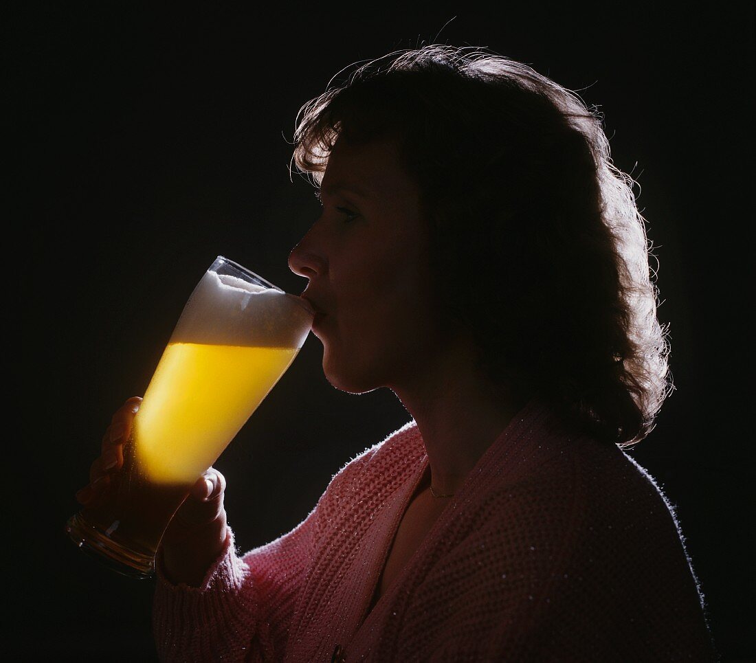 Frau trinkt Weißbier