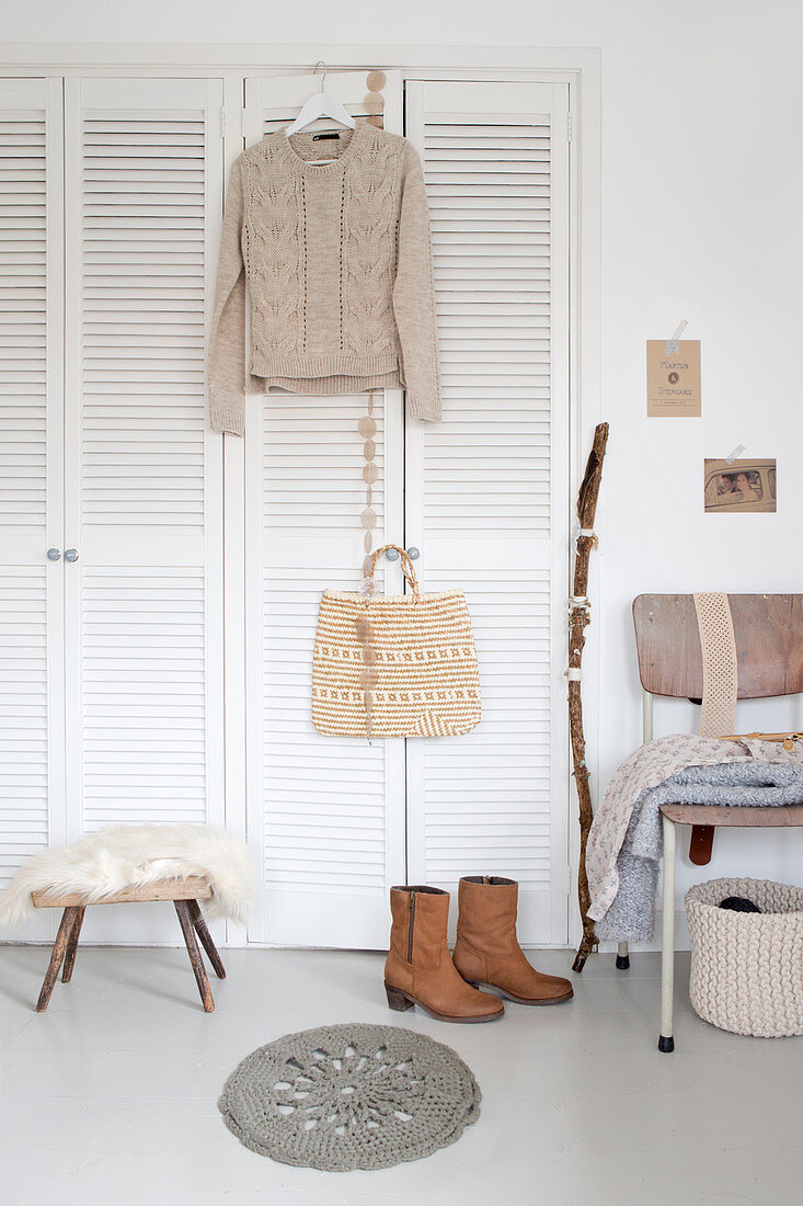 Einbauschrank mit weißen Jalousietüren, Damenaccessoires in Naturfarben