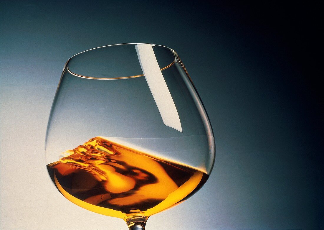 Cognac im Glas wird geschwenkt