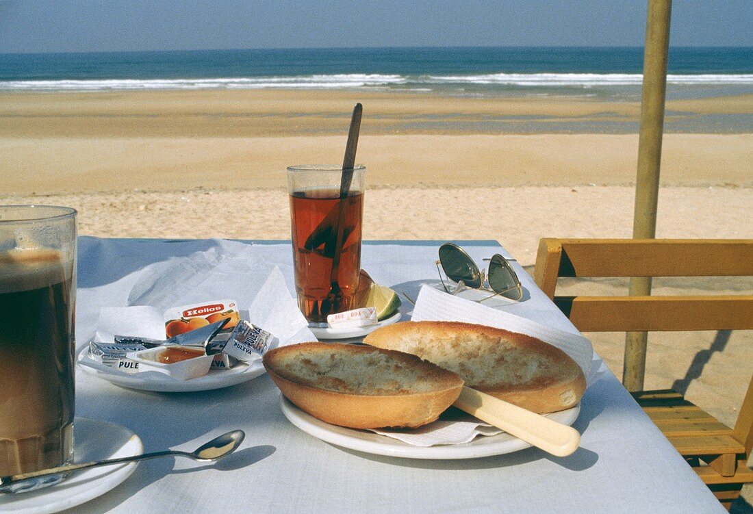 Tisch mit Brötchen,Marmelade,Tee,Kaffee am andalusischen Meer