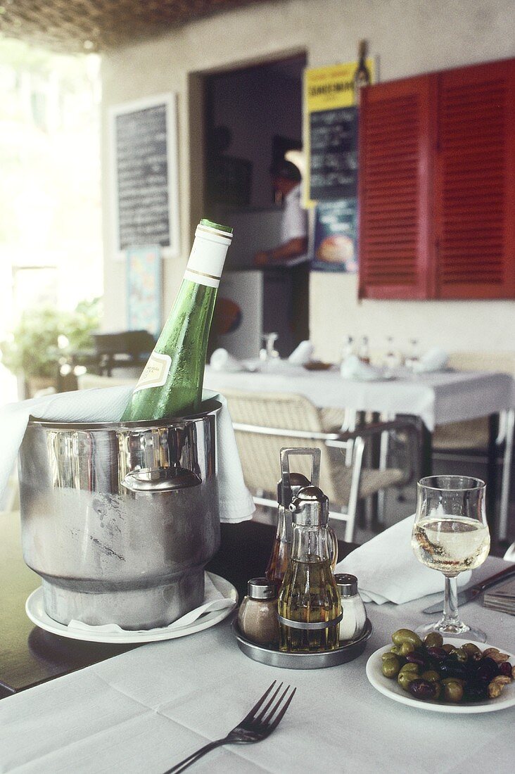 Tisch im Restaurant mit Oliven, Gewürzen & Wein (Spanien)