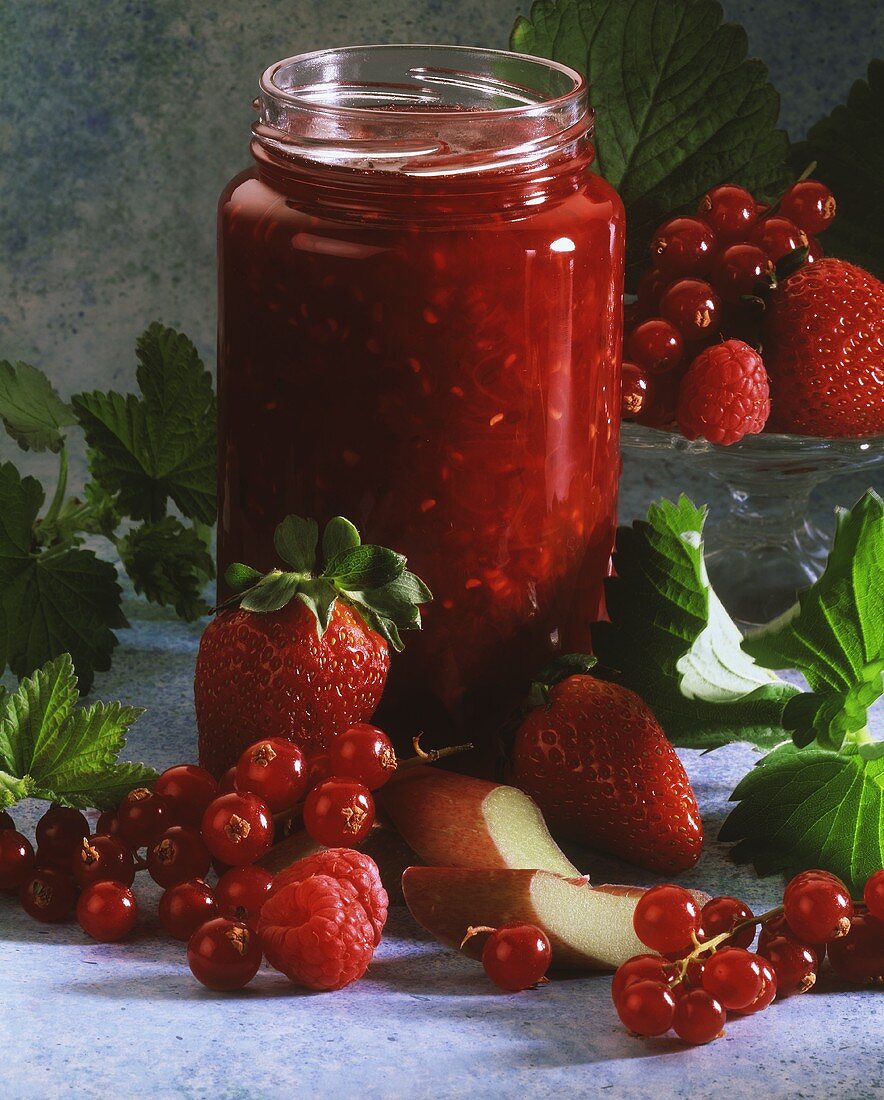 Rote Beeren-Rhabarber-Marmelade im Glas