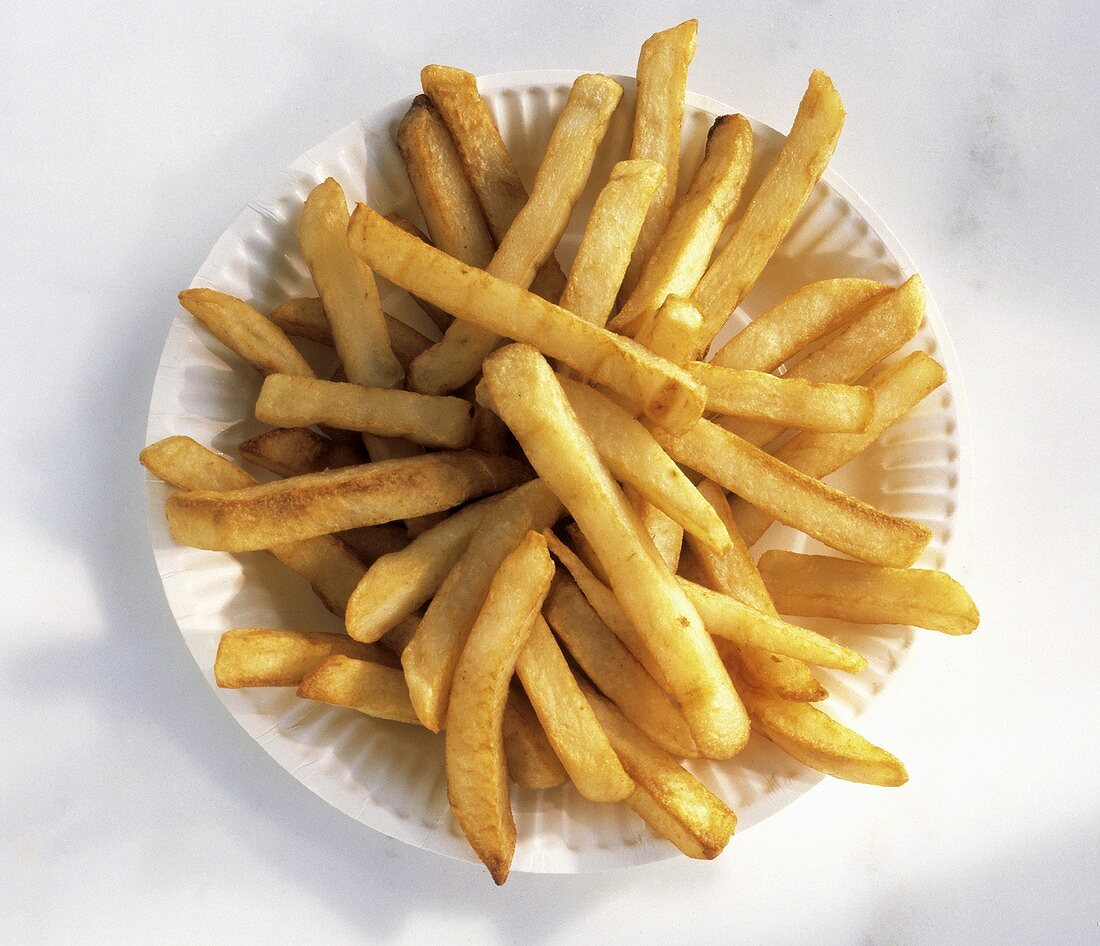 Pommes frites auf Pappteller