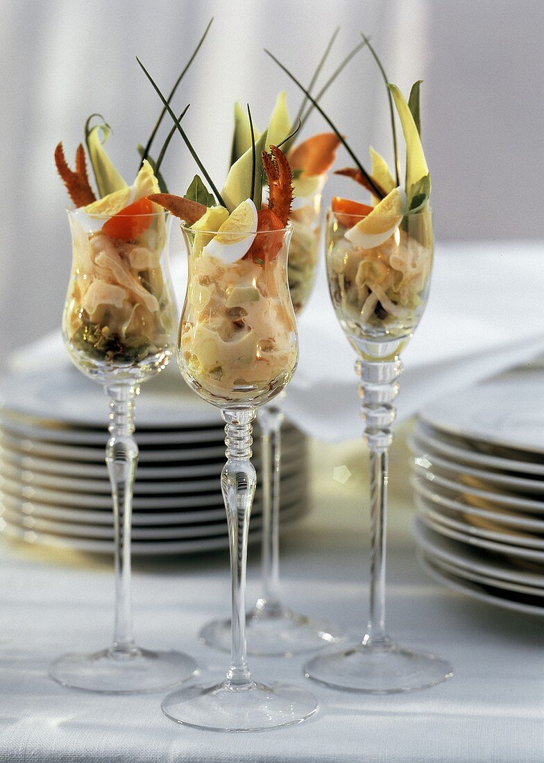 Hummer-Crevetten-Cocktail mit Gemüse & Wachtelei in Gläsern