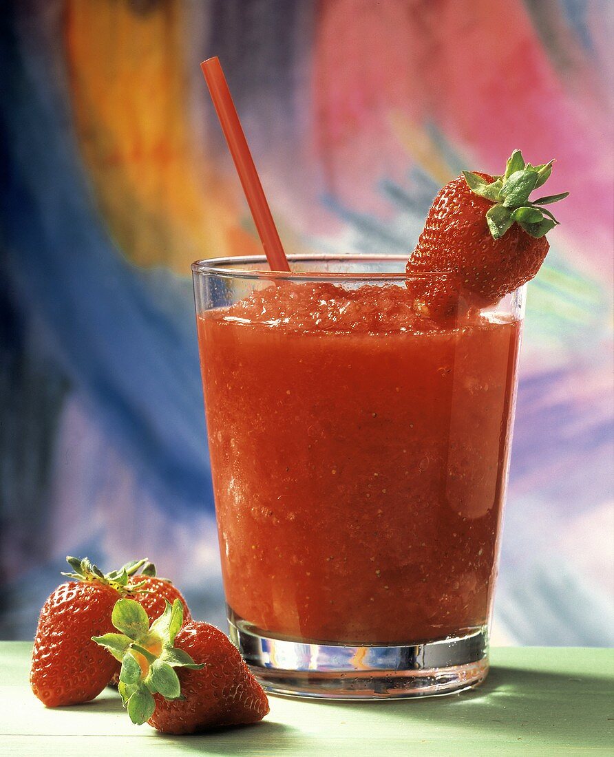Ein Glas Erdbeersaft, dekoriert mit Erdbeere & Strohhalm
