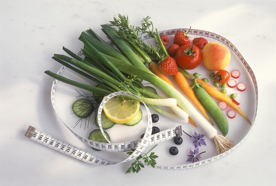 Symbolbild Diät: frisches Gemüse, Obst und ein Massband