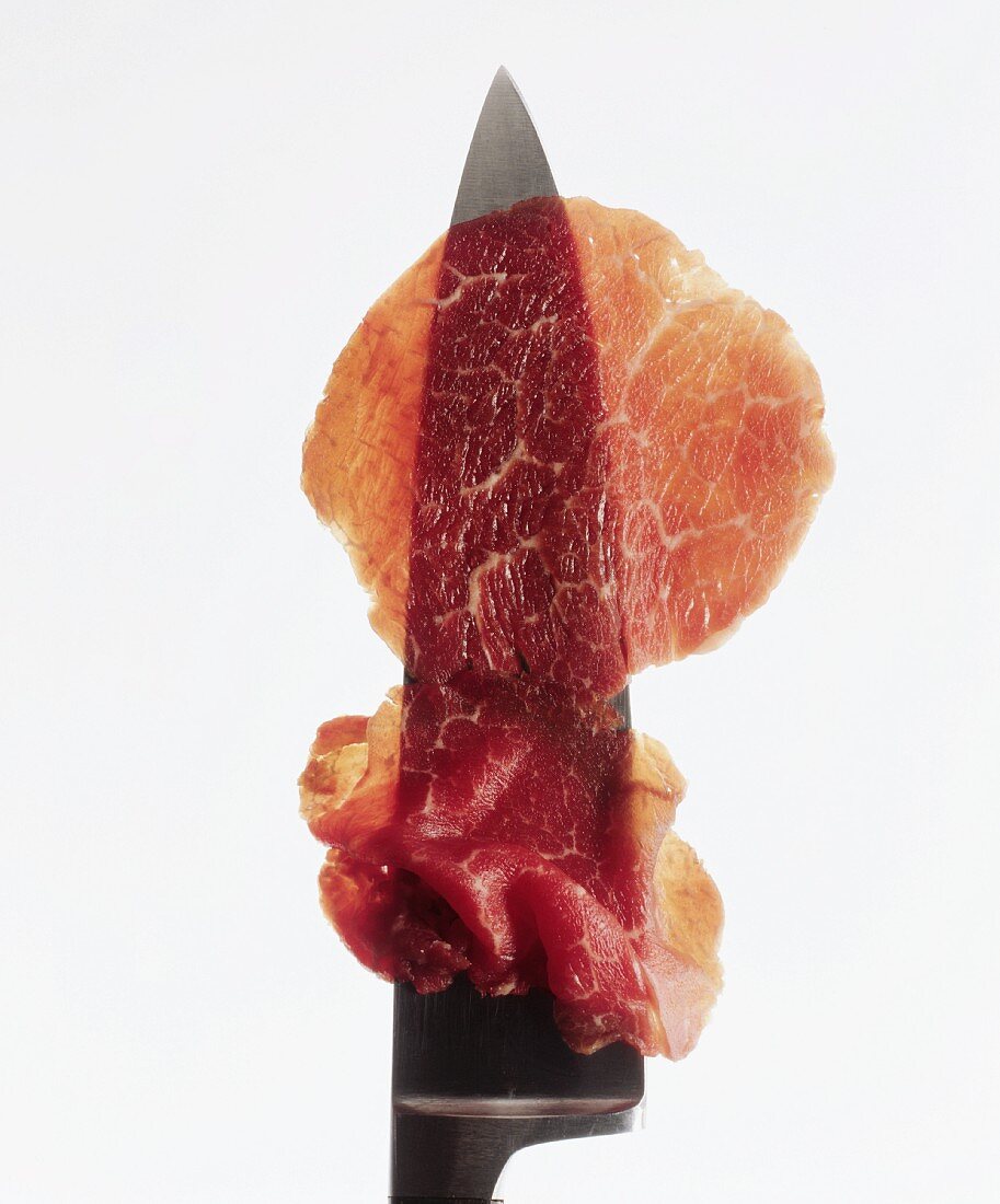 Scheibe hauchdünnes Rindfleisch (für Carpaccio) auf Messer