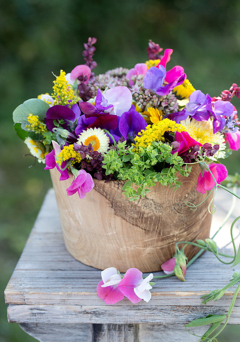 Sommerstrauß aus Wicken, Strohblumen, Chrysanthemen, Goldrute und Spinatsamen