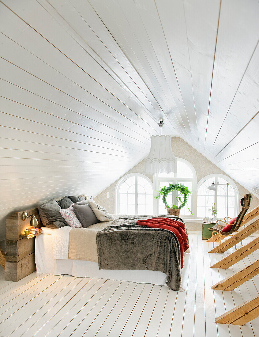 Bedroom in white under the sloping roof