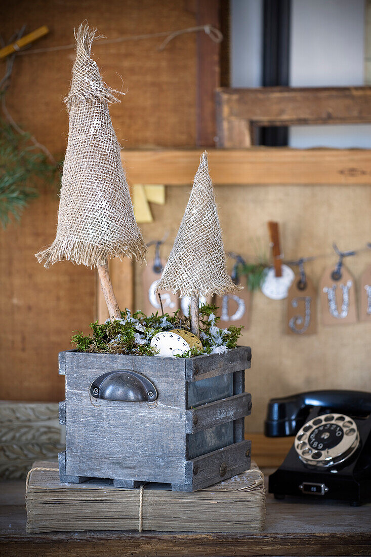 DIY Christmas trees made from burlap