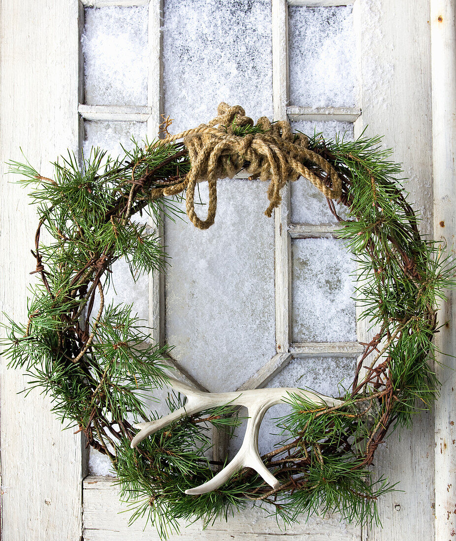 DIY-Weihnachtskranz mit Tannenzweigen und einem Horn