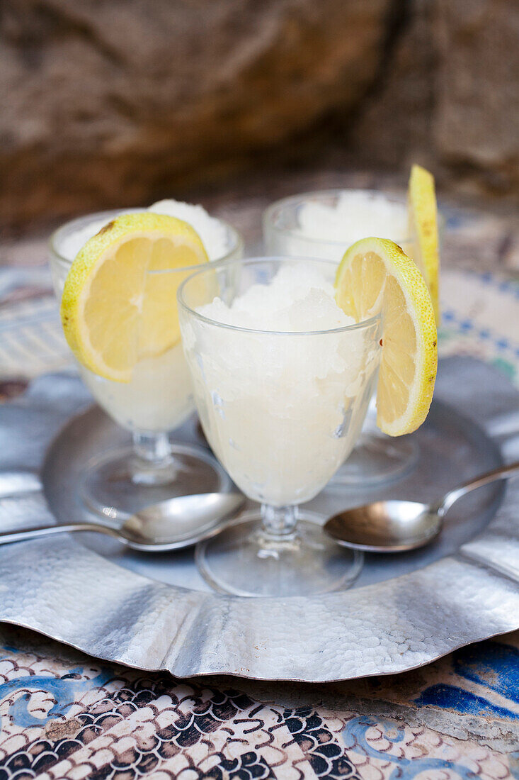 Zitronensorbet in Gläsern