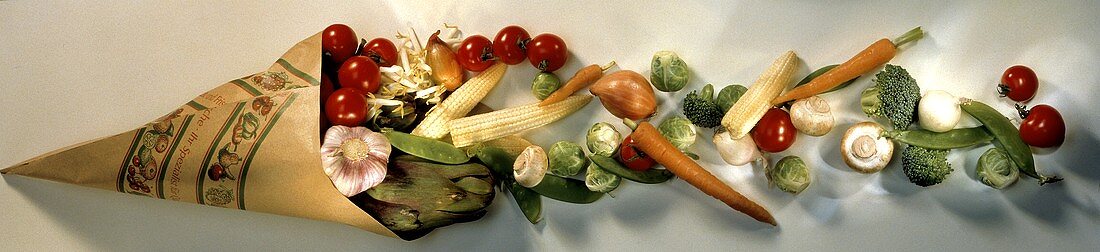 Verschiedenes Gemüse aus einer Papiertüte vom Gemüsehändler