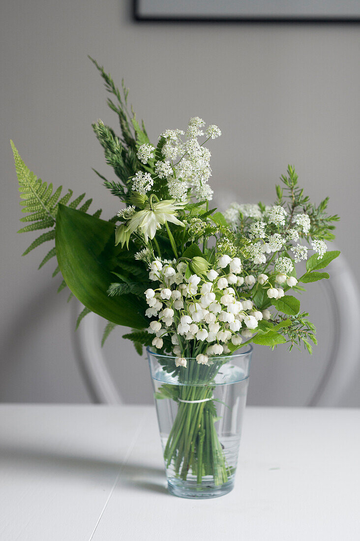 Blumenstrauß mit Maiglöckchen, (Convallaria majalis) in Vase