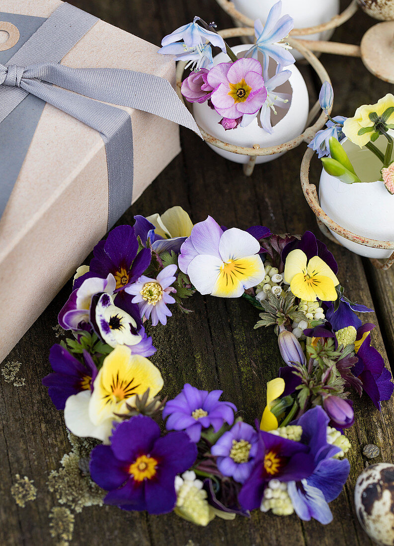 Blumenkranz aus Primeln, Stiefmütterchen und Anemonen als Osterdeko