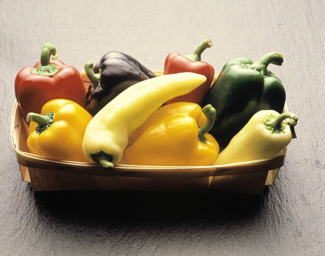 Rote, gelbe, grüne, schwarze Paprika & Spitzpaprika im Korb