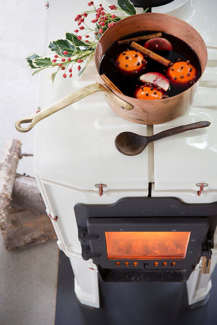 Selbstgemachter Glühwein in Kupfertopf auf Holzofen