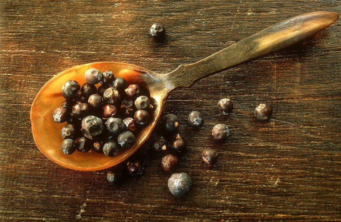 Wacholderbeeren auf Holzlöffel