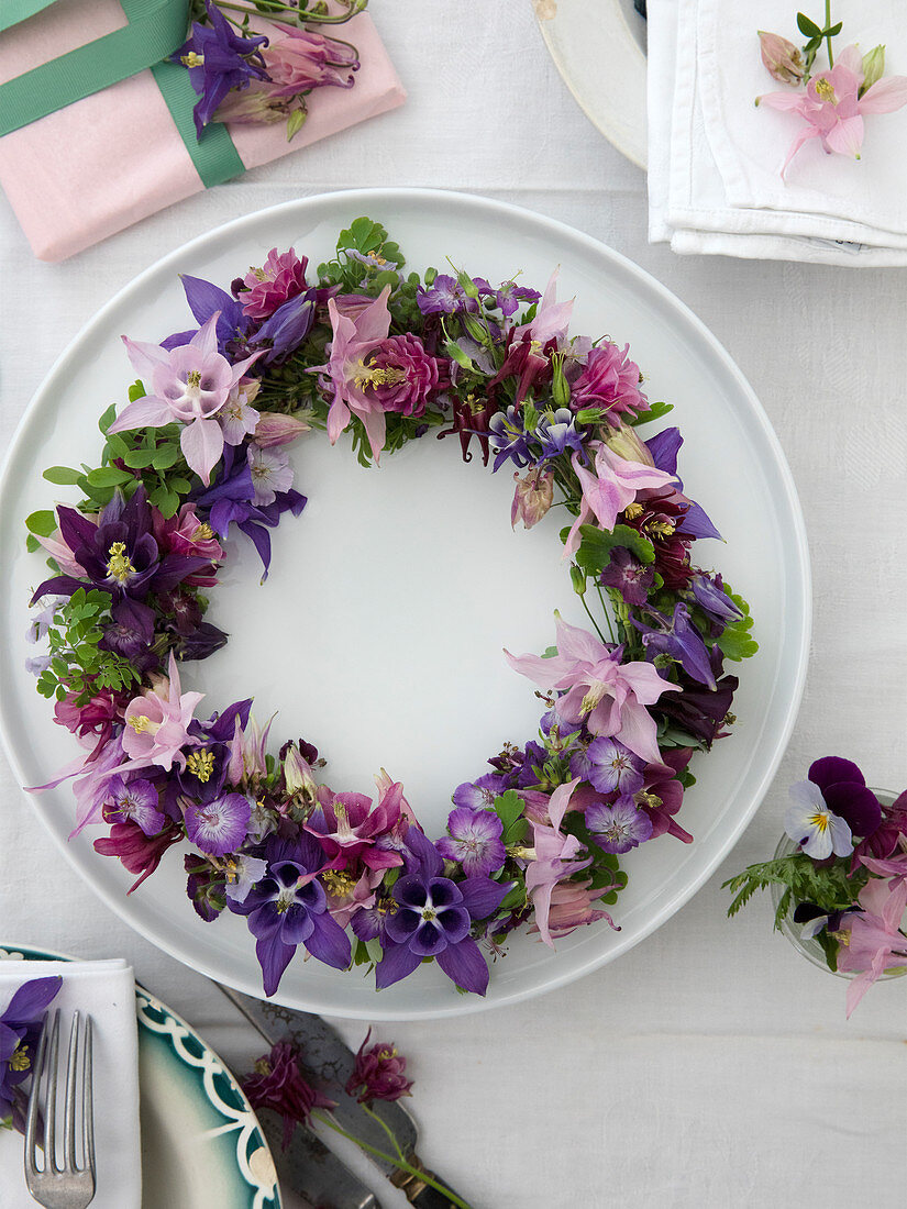 Kranz aus verschiedenen Akeleien in Rosa, Violett und Lila