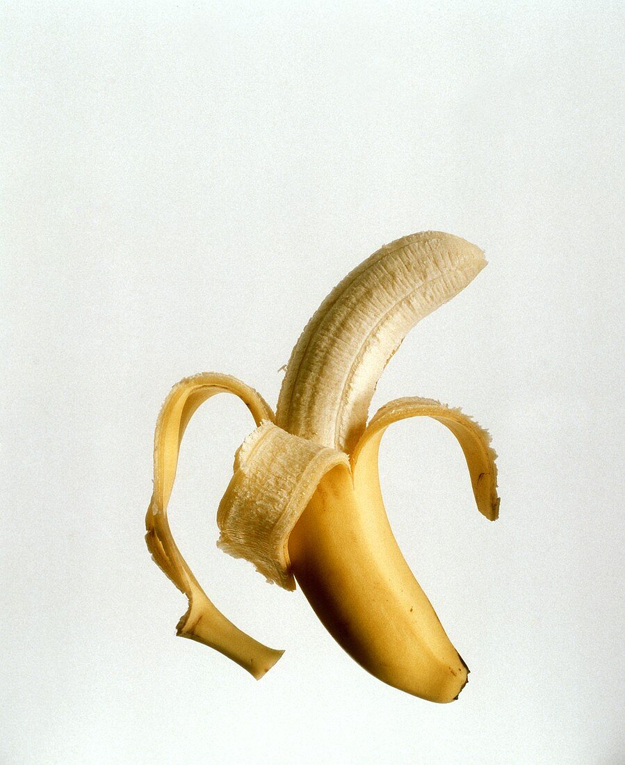 Banane, halb abgeschält