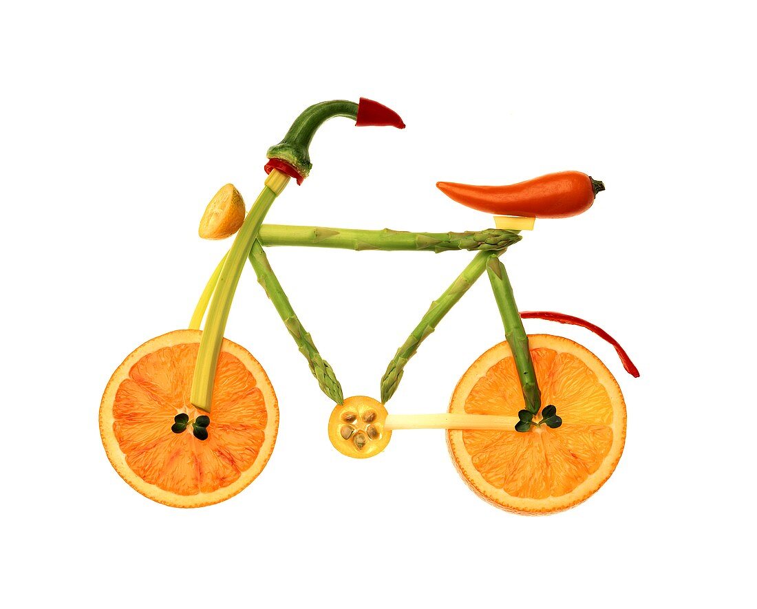 Symbolbild Fitness: Fahrrad aus Obst & Gemüse