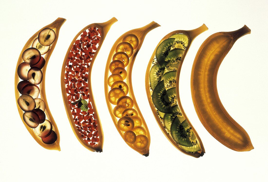 Bananen gefüllt mit verschiedenen Früchten