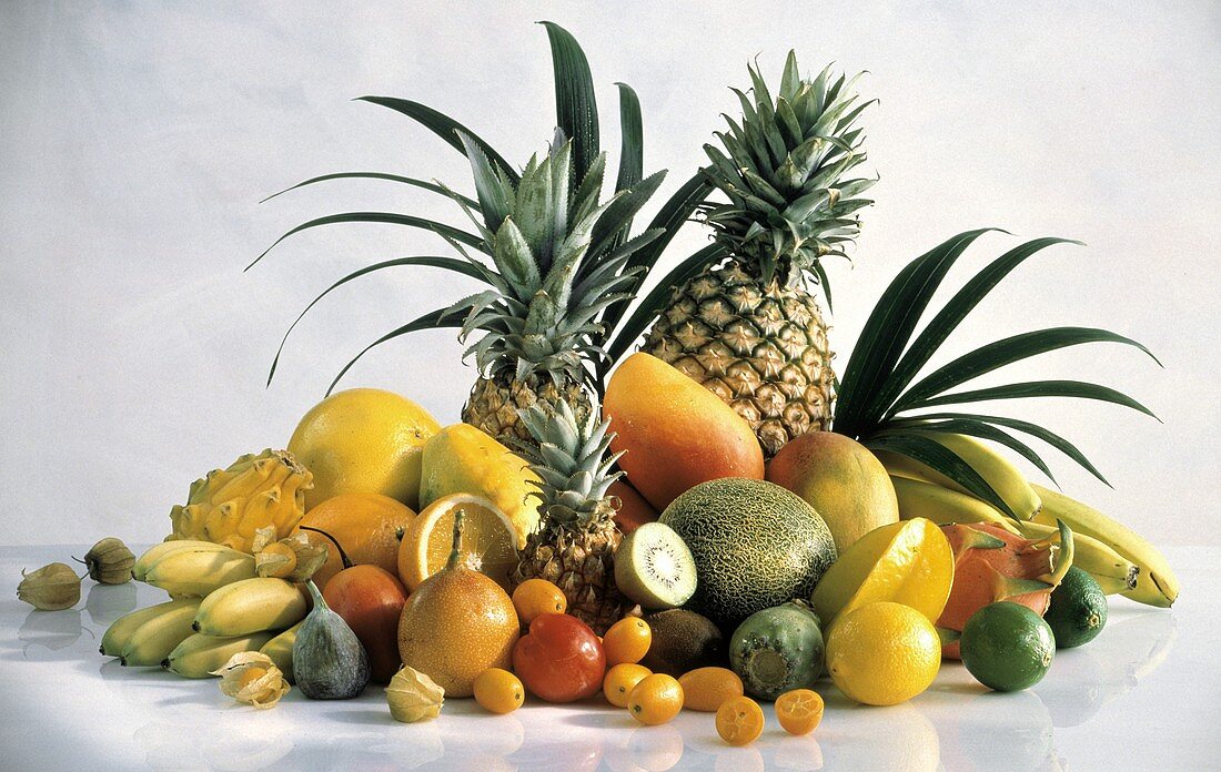 Stillleben mit tropischen Früchten