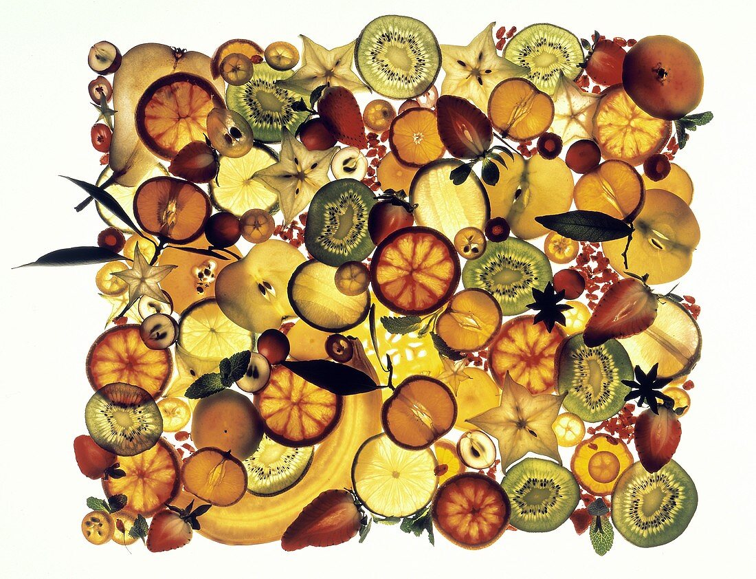Viele verschiedene Früchte & Obst in Scheiben auf Glasplatte