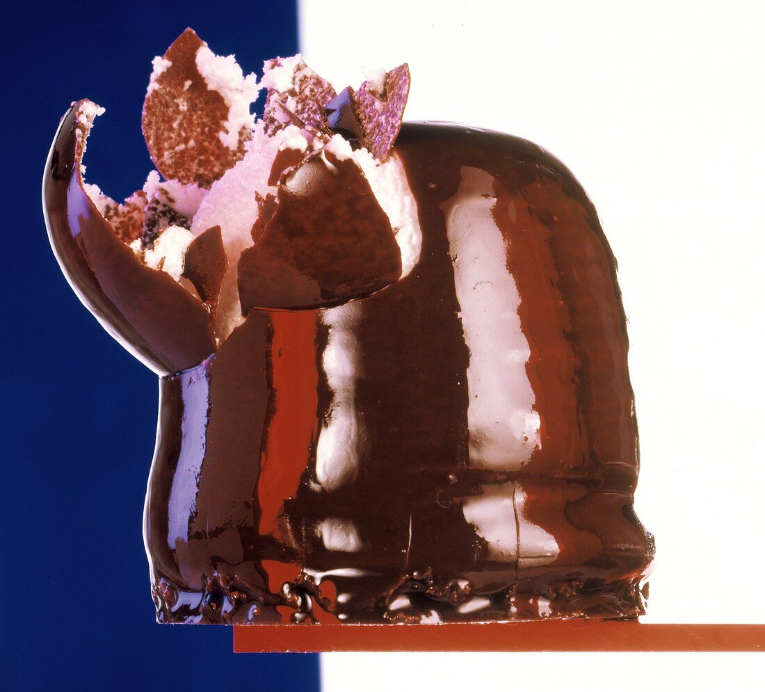 Ein Schokokuss mit aufgebrochener Schokoladenhülle