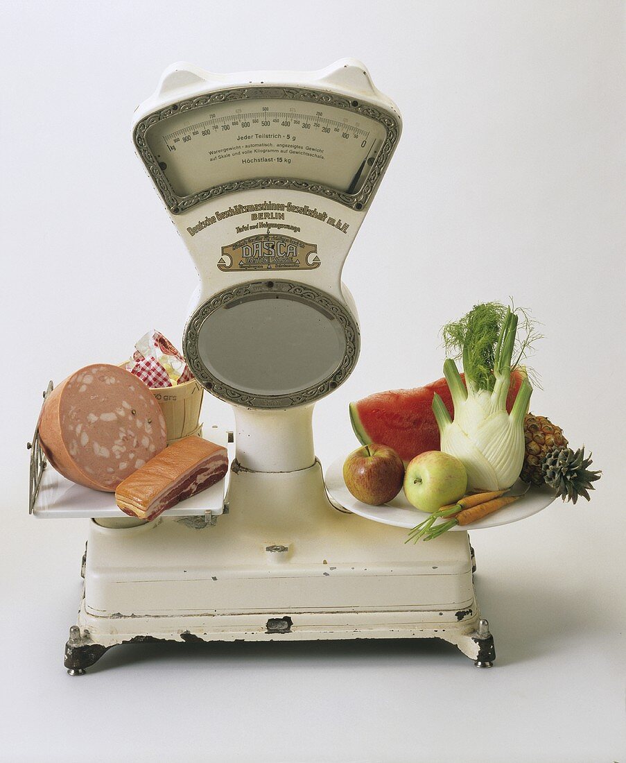 Symbolbild: Waage mit Wurst & Speck; Obst & Gemüse