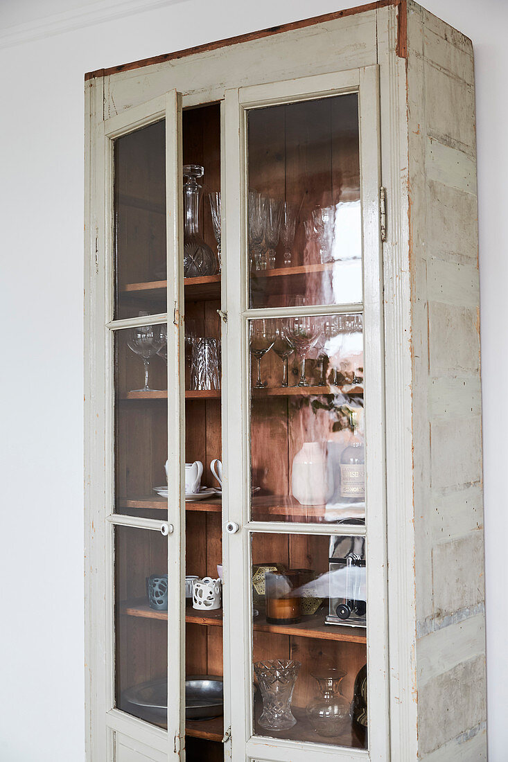 Shabby Vitrinenschrank mit Geschirr