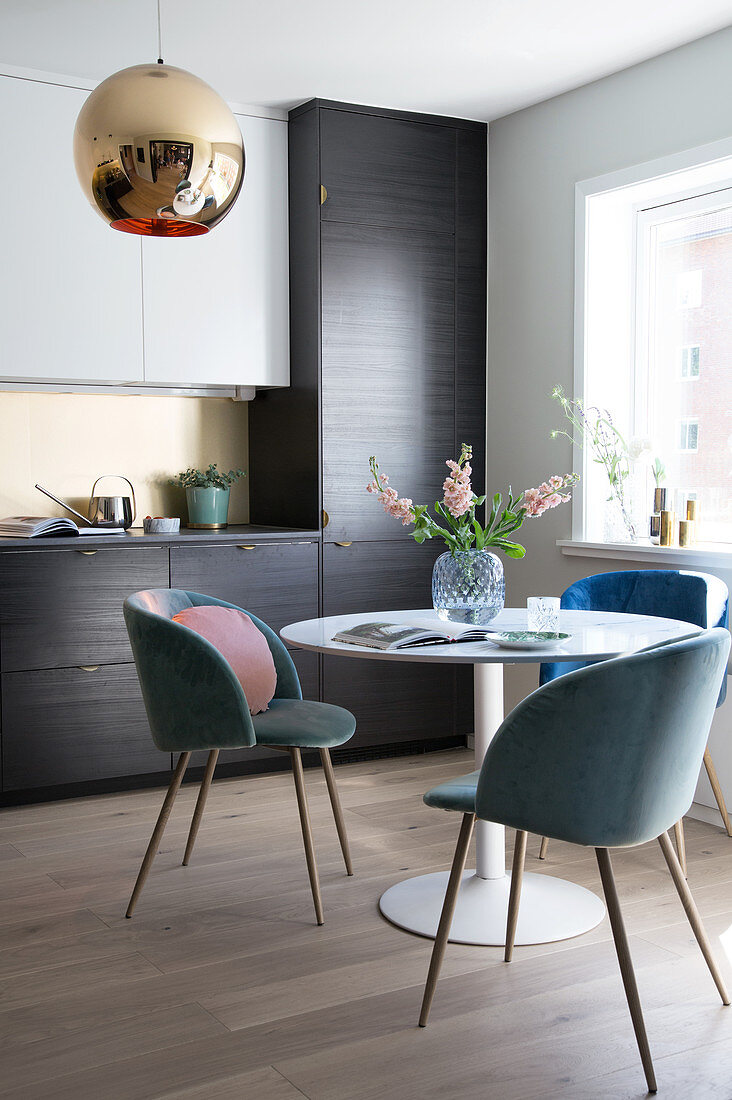 Round table with shell chairs in the kitchen