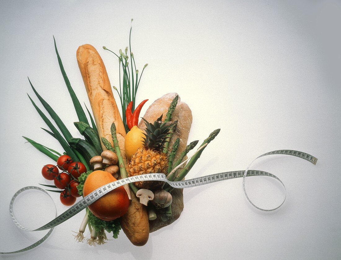 Stillleben mit Gemüse, Obst, Baguette, Brot & Maßband