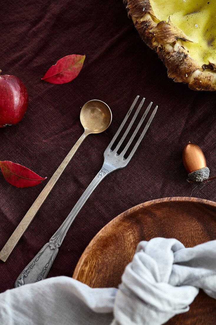 Autumn place setting with an acorn