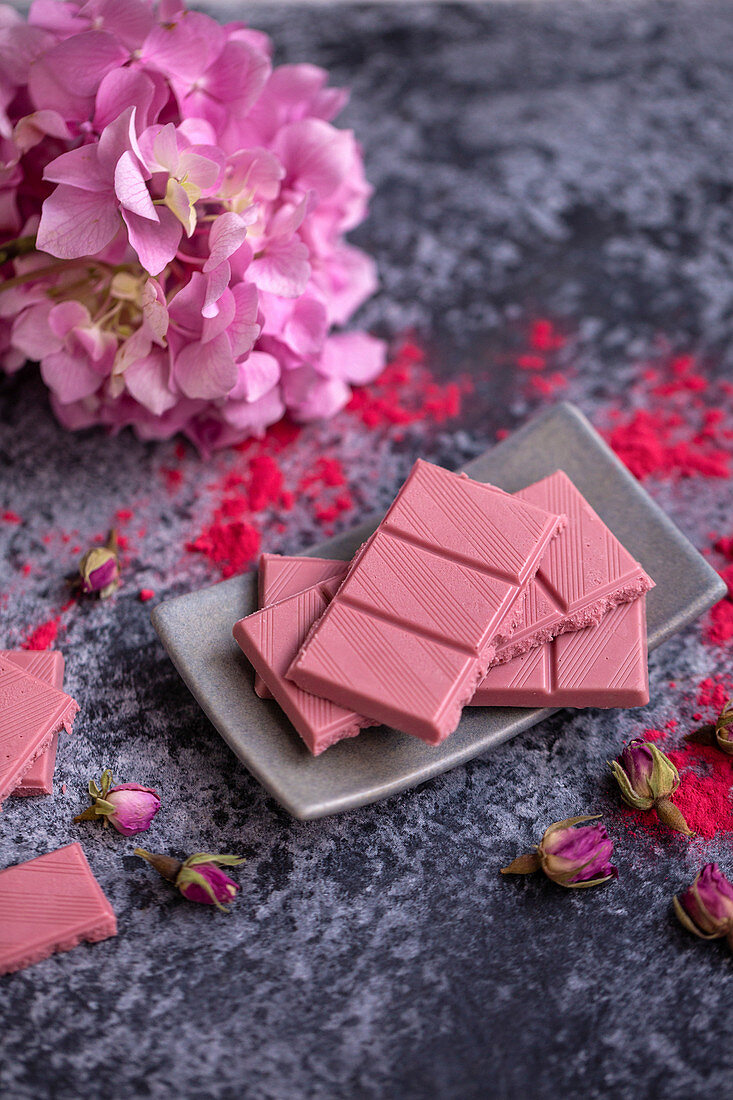 Schokoladenstücke der Sorte 'Ruby' auf Tellerchen