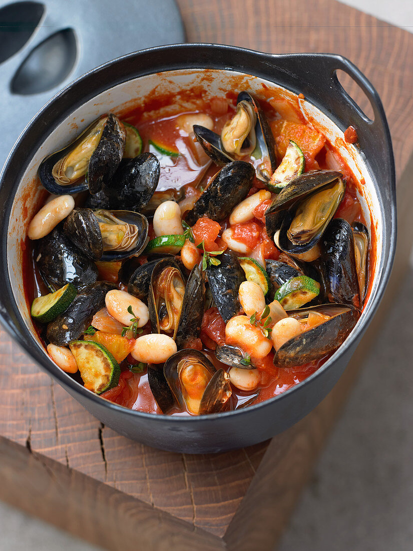 Mussel and bean stew with tomatoes and zucchini