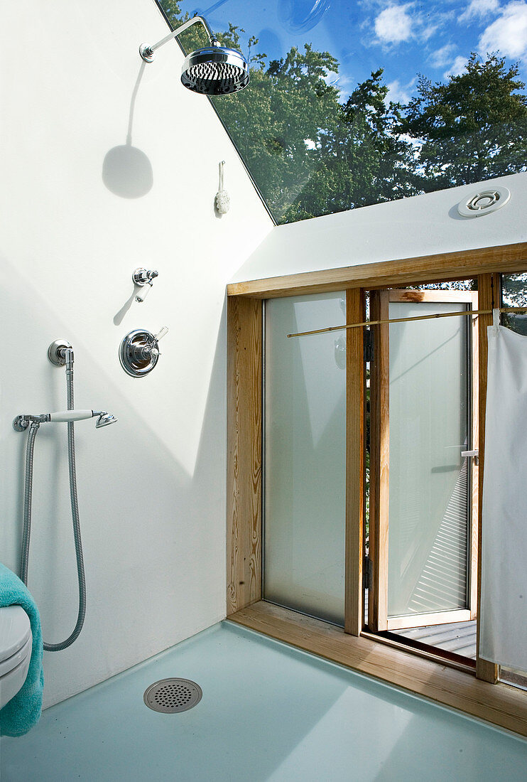 Dusche im Bad mit Glasdach und Gartenzugang