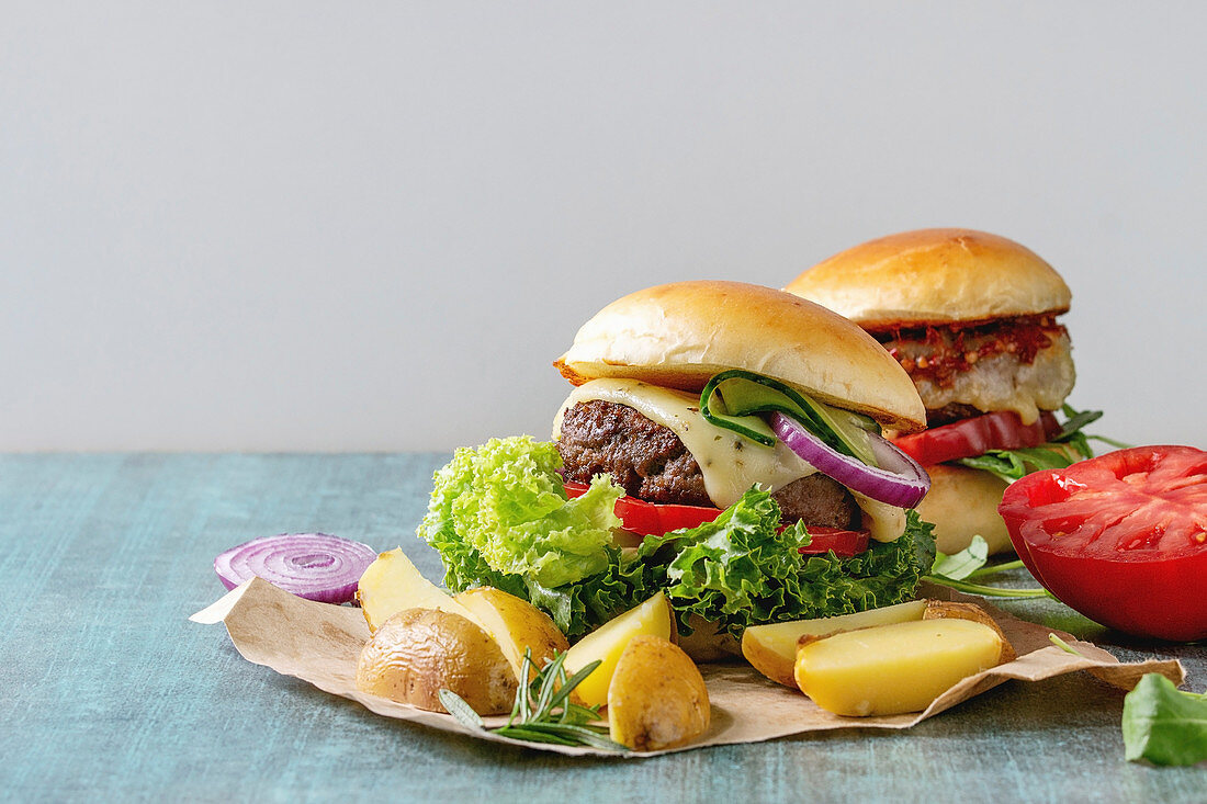 Zwei selbstgemachte Burger mit Kartoffelspalten