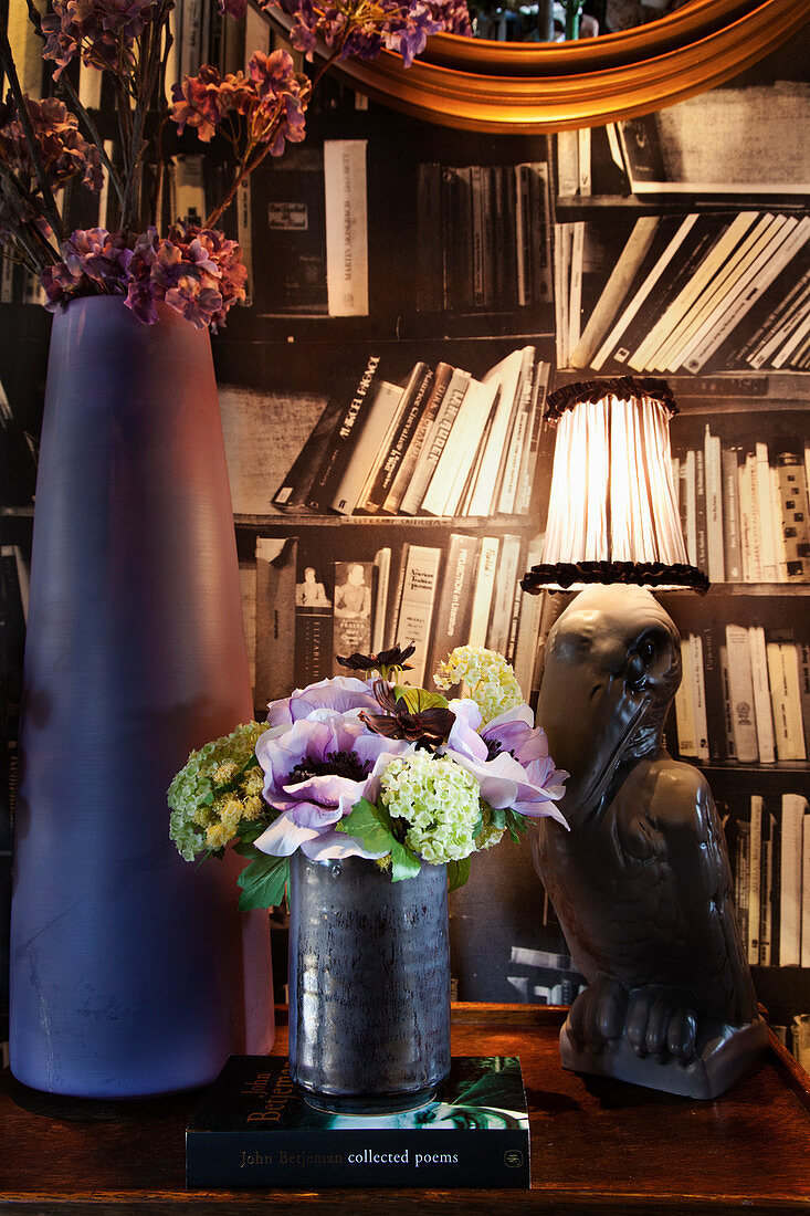 Vasen und Vintage Tischleuchte vor Bücherregal