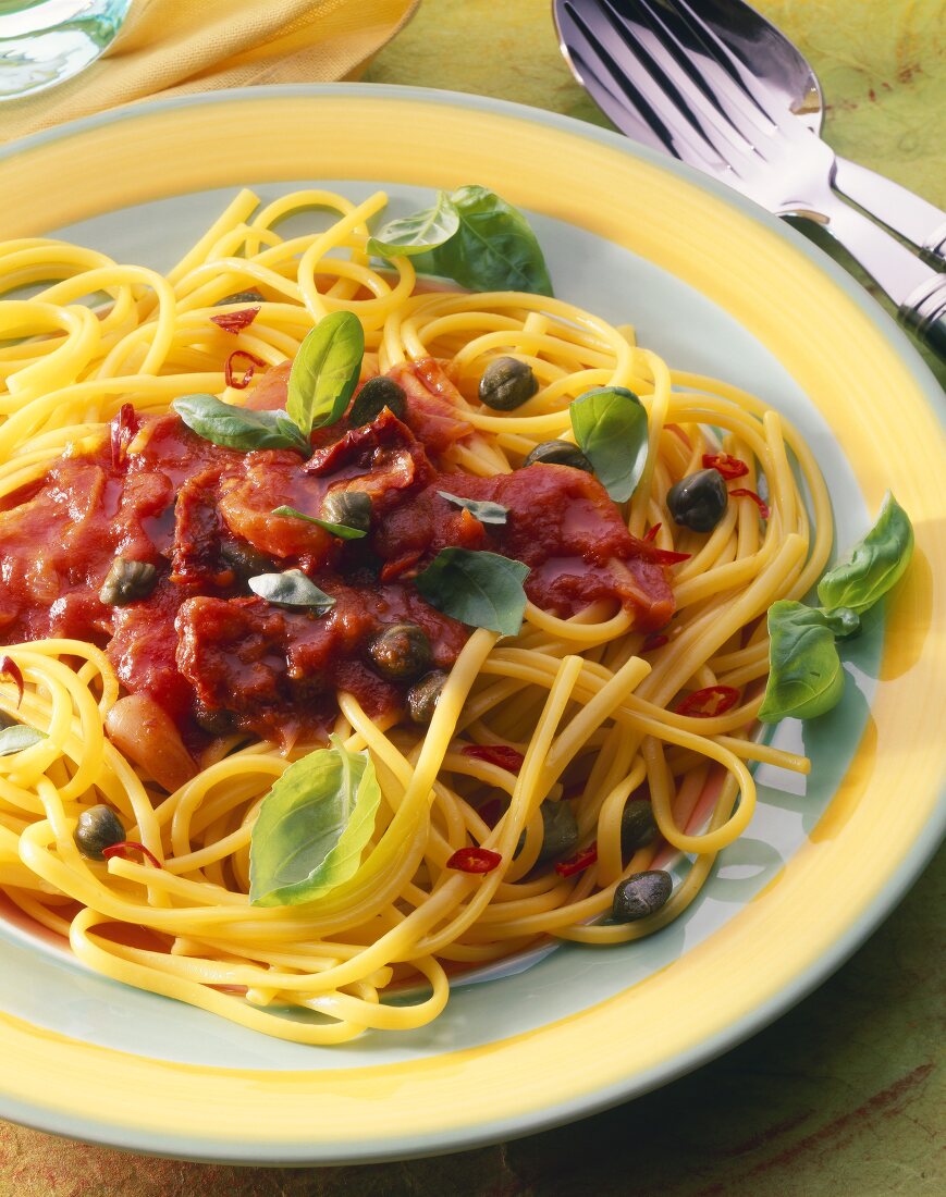 Spaghetti mit Tomaten-Kapern-Sauce, Chiliringen & Basilikum