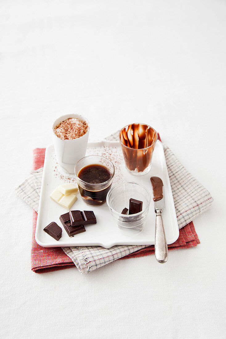 Heisser Kaffee mit Schokolade und mit geschäumter Milch