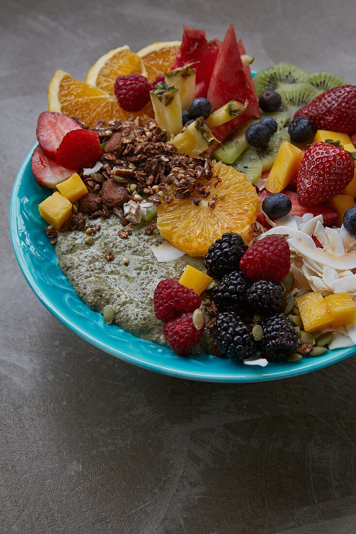 Frische Früchte mit Granola und Kokos