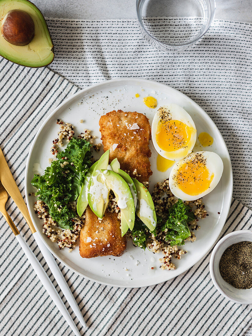 Backfisch mit Quinoa, Grünkohl, Avocado und wachsweichem Ei