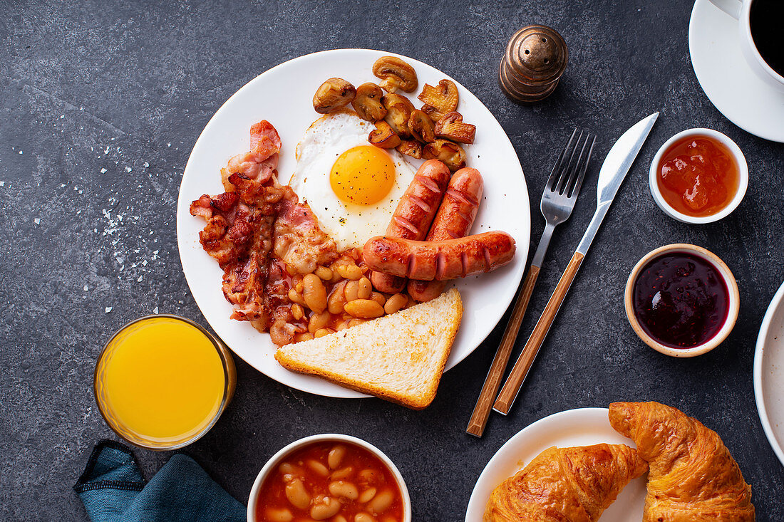 Klassisches englisches Frühstück mit gebratenem Speck, Pilzen und Ei