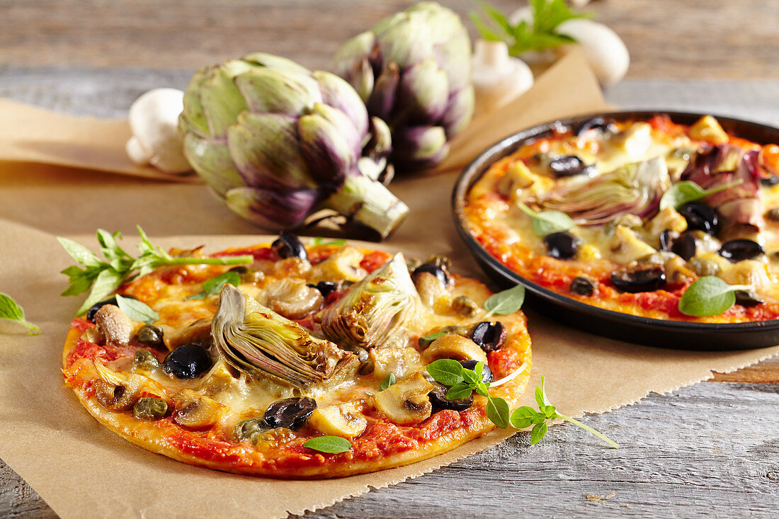 Small pizzas with artichokes, olives and mushrooms