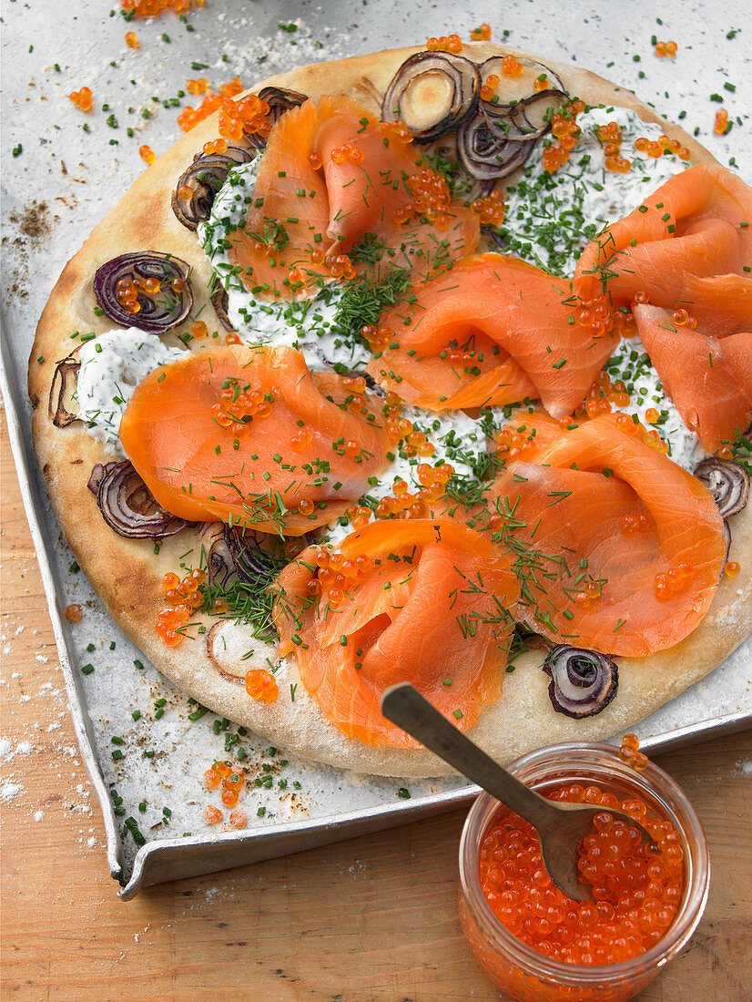 Pizza mit Räucherlachs und Kaviar
