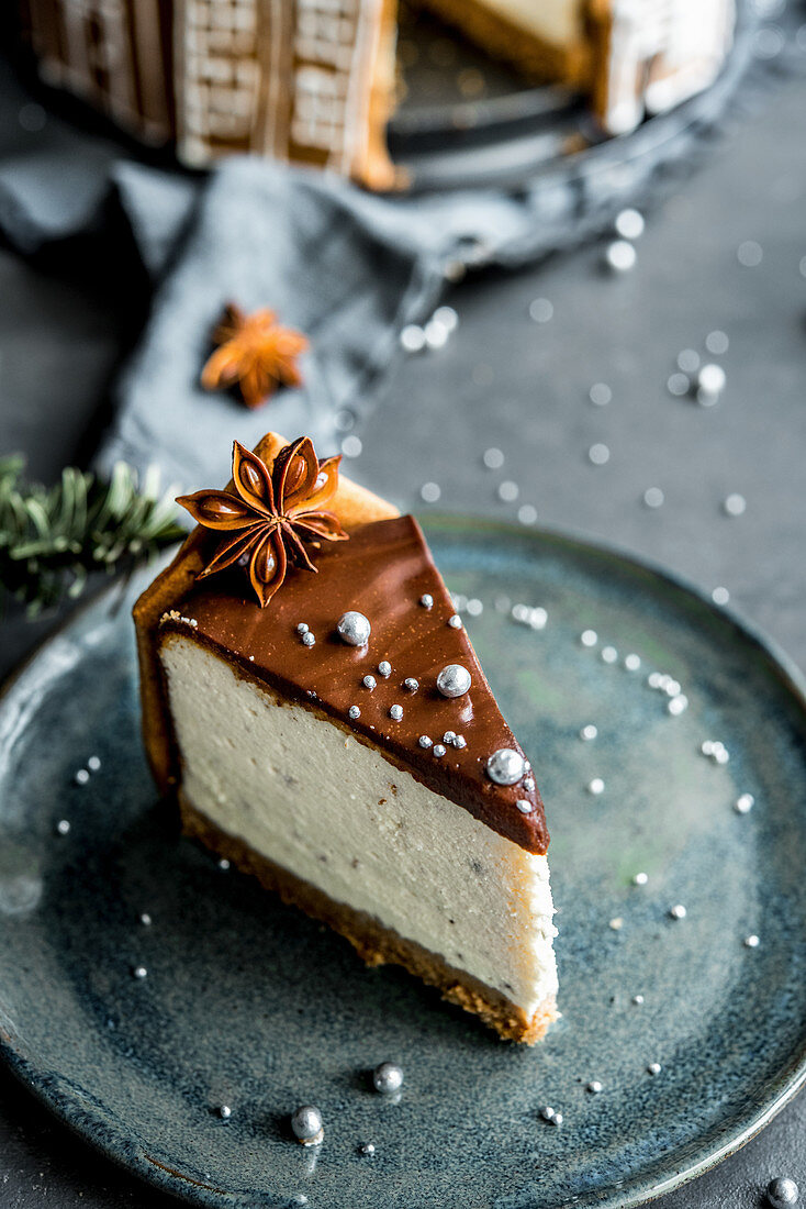Ein Stück weihnachtlicher Schoko-Cheesecake dekoriert mit Anisstern
