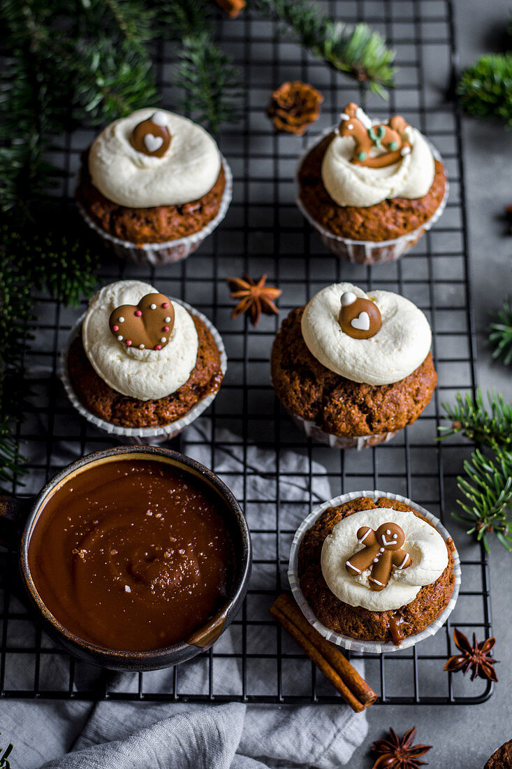 Weihnachtliche Lebkuchen-Cupcakes mit Mascarponefrosting und Karamell