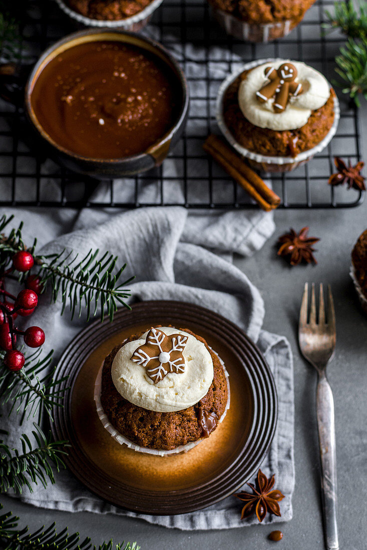 Weihnachtliche Lebkuchen-Cupcakes mit Mascarponefrosting und Karamell